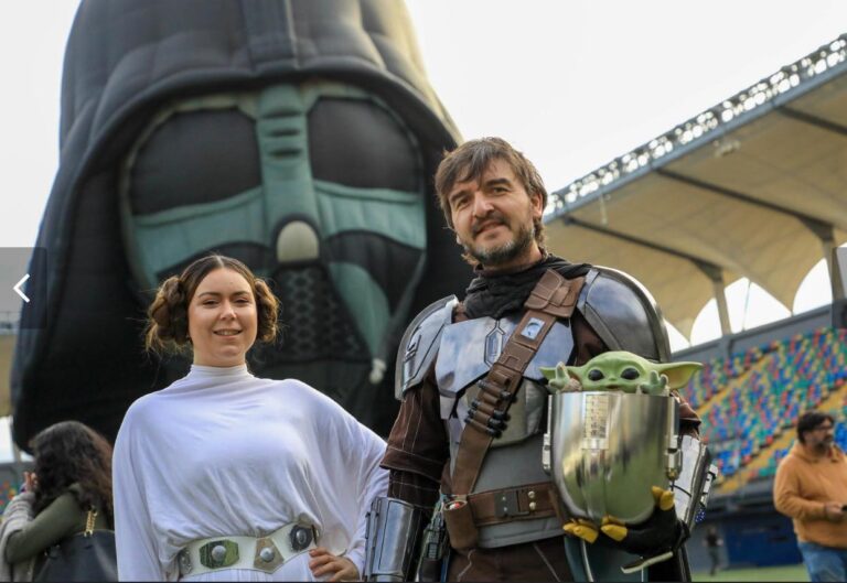 Con gigantescas aeronaves y globos aerostáticos: 