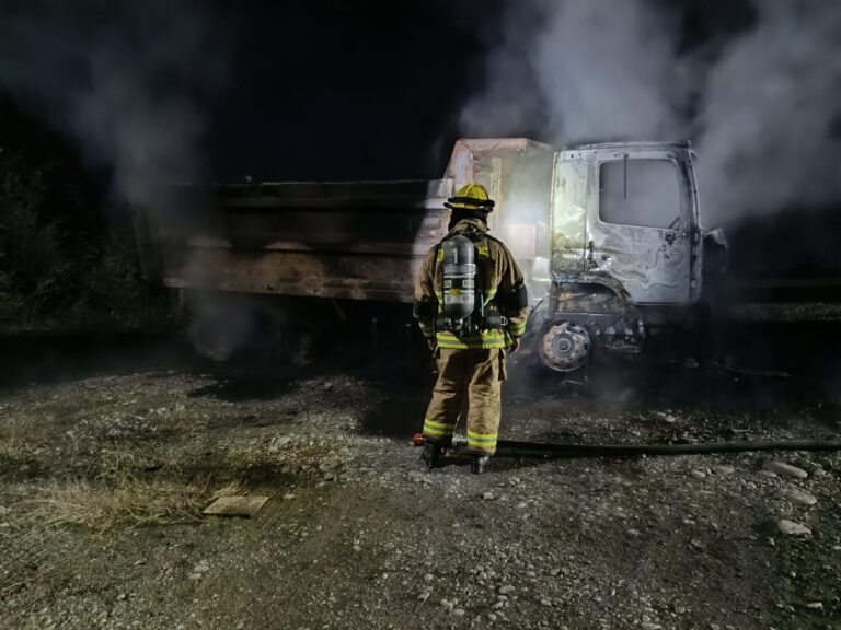 Ataque incendiario en Lautaro: Queman al menos 11 camiones y otras máquinas de empresa de áridos