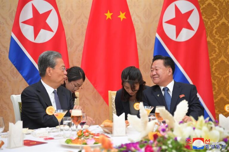 Corea del Norte y China prometen fortalecer lazos en el 75 aniversario de sus relaciones