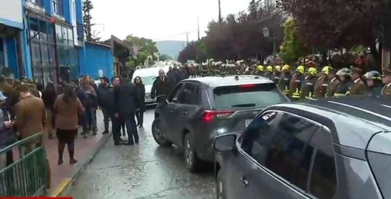 Así fue la llegada del presidente Boric al funeral del suboficial mayor Misael Vidal en Curanilahue