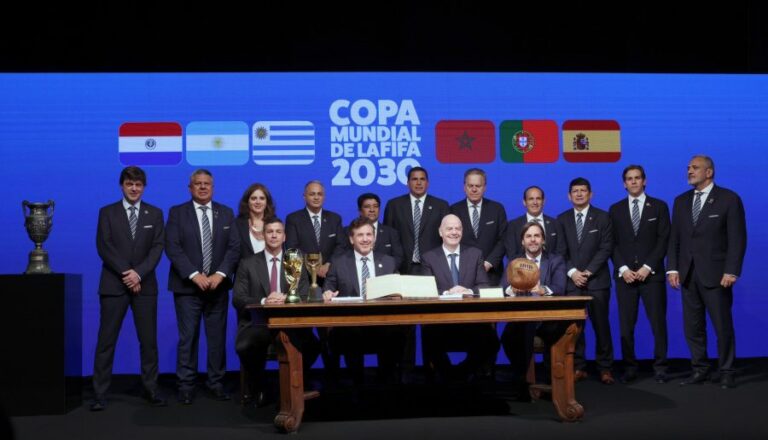 Milad en representación de Chile: Conmebol y FIFA firman acta para mundial 2030, que incluirá por primera vez a 3 continentes