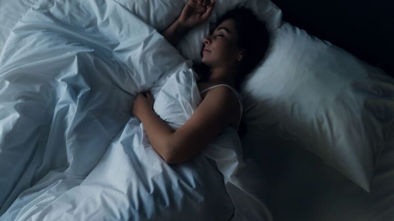 ¿Te sientes mayor de lo que eres? Podría deberse a cuánto duermes