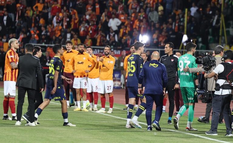 Fenerbahce sale a la cancha con la sub-19 en final de Supercopa turca y abandona el campo tras jugar solo un minuto