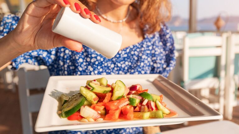Condimentar las comidas con menos sal podría disminuir  los riesgos de muerte natural