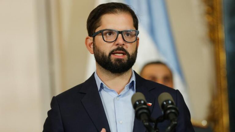 Atentado en Cañete: Pdte. Boric instruyó homenaje a carabineros asesinados en todas las escuelas públicas de Chile
