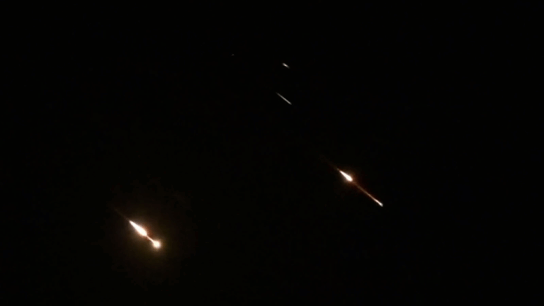 Tras ataque de Irán: Reportan explosiones en el cielo en múltiples partes de Israel y Cisjordania