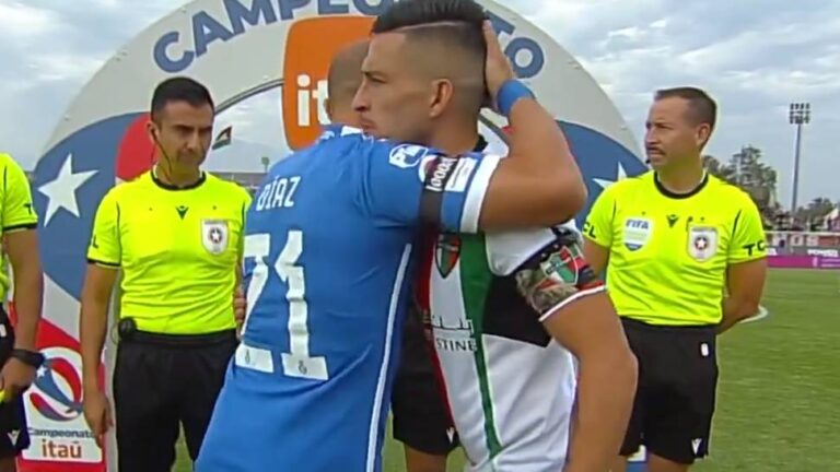 Marcelo Díaz y Bryan Carrasco intercambian libros en la previa del partido entre Palestino y U. de Chile