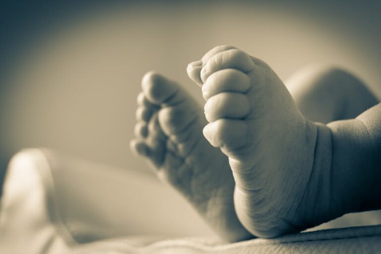 Muere la bebé que fue rescatada del vientre de su madre moribunda en Gaza tras un ataque israelí