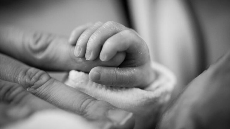 Baja tasa de natalidad en Chile aumenta un 20%: ¿Cuál es la importancia de la migración en este fenómeno?