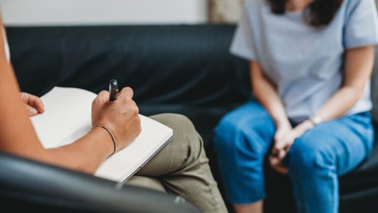 Terapia y salud mental: ¿Cuándo y cómo cortar relación cuando tu psicólogo/a no te gusta?