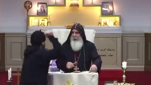 Hombre apuñaló a un sacerdote mientras se encontraba realizando misa: Policía lo calificó como acto terrorista