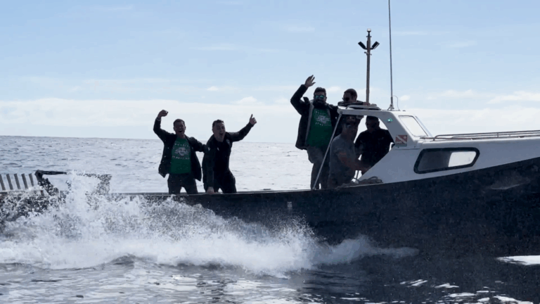 Hinchas de Wanderers cruzan el océano pacífico en lancha para presenciar partido contra Juan Fernández por la Copa Chile