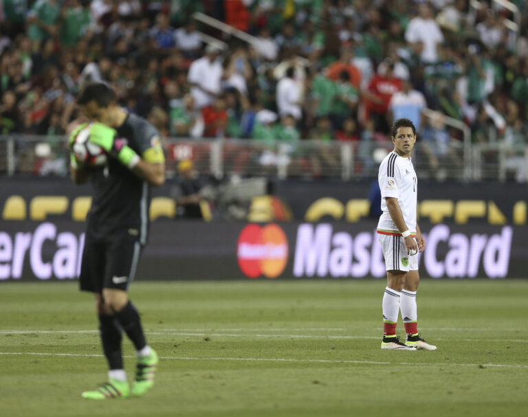 Chicharito Hernández le rogó a Bravo que detenga la avalancha de goles en histórica victoria 7-0 de Chile a México