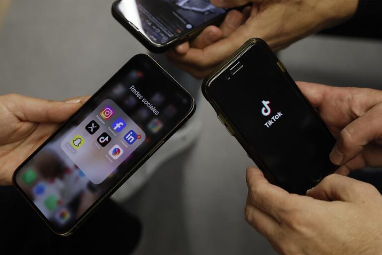 TikTok neutralizó 15 redes que querían influir en el discurso político internacional: Una operaba desde Chile
