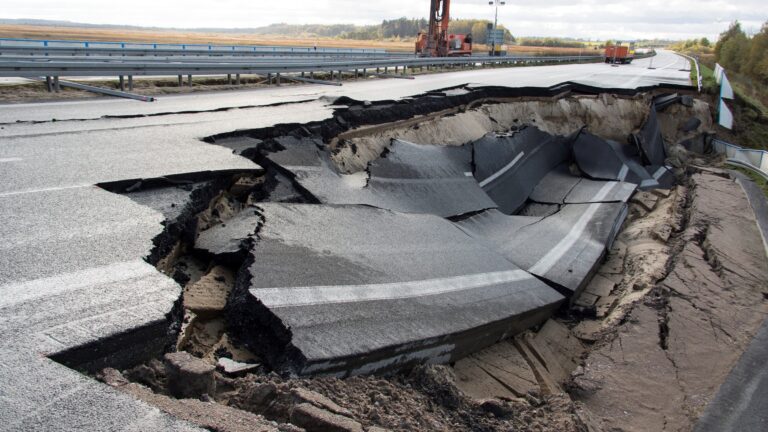 Hundimiento de una carretera en el sur de China deja al menos 24 muertos y 30 heridos