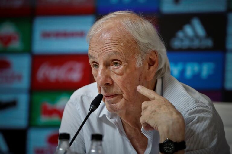 Mundo del fútbol llora la muerte de César Luis Menotti: Revisa las reacciones