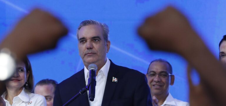 Luis Abinader es reelegido como presidente en República Dominicana