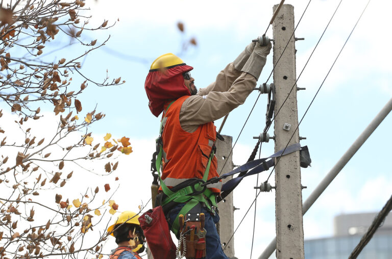 Más de 25 mil clientes sin luz en la Región Metropolitana por las lluvias: Revisa comuna por comuna