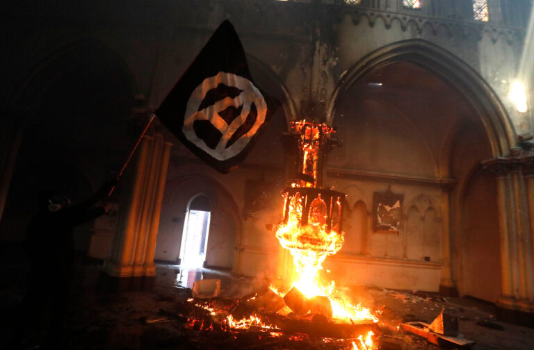 Fiscalía pide 12 años de cárcel para acusado de quemar iglesia de Carabineros en el estallido social