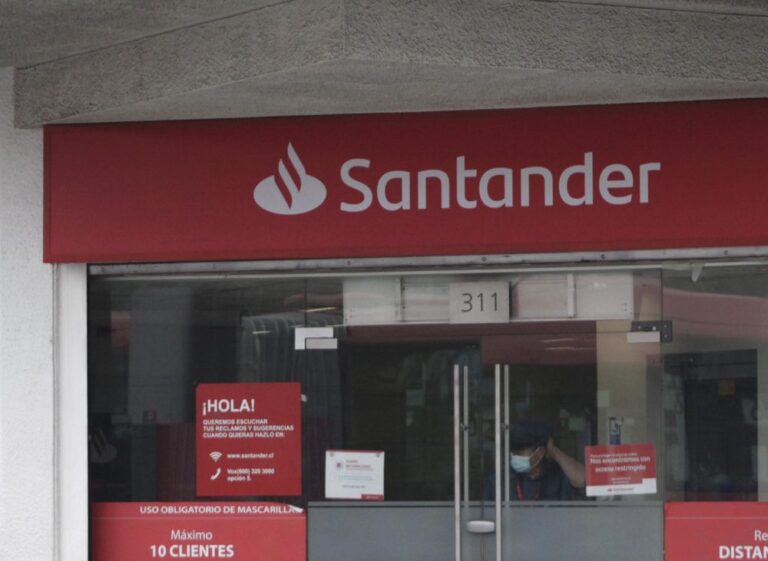 ¿Qué se sabe de la filtración de datos de Santander que habría afectado a 4 millones de clientes en Chile?