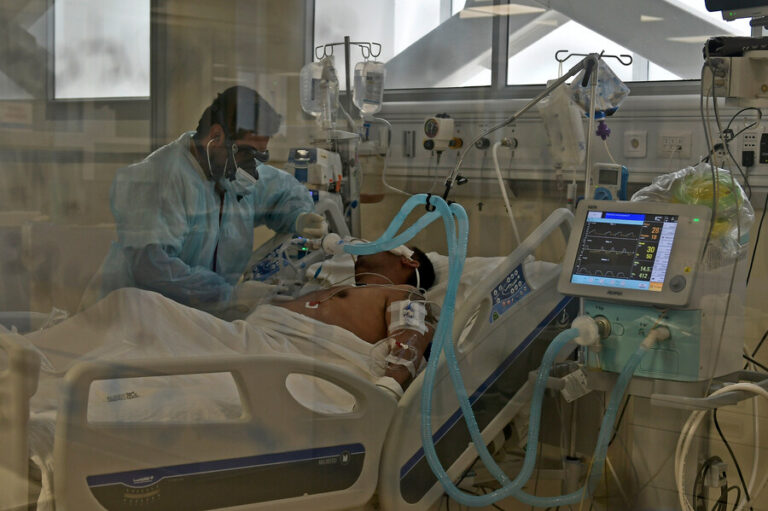 Aumenta ocupación de camas críticas de adultos al 92,9% en medio de alza de enfermedades respiratorias