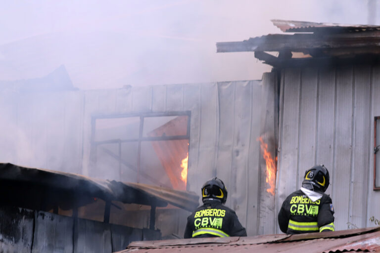 Macabro giro en incendio fatal en Alhué: Arrestan a la expareja de la víctima por femicidio y homicidio