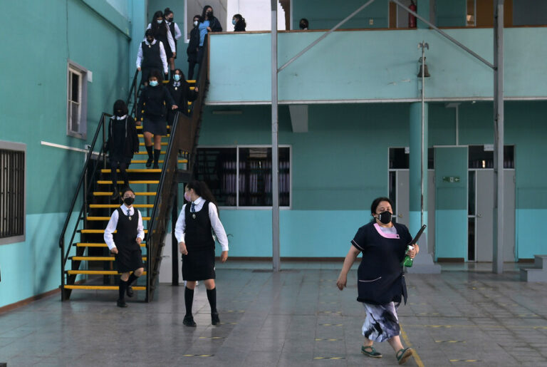 Gobierno anuncia que no adelantará las vacaciones de invierno pese a aumento de virus respiratorios