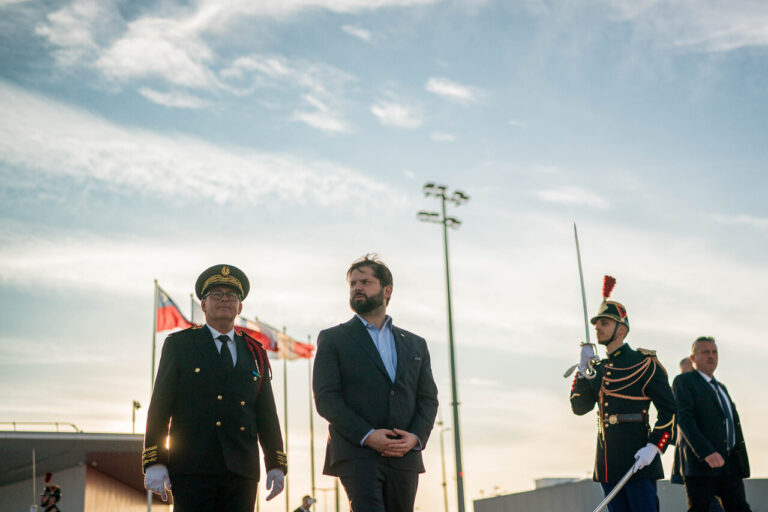Las 40 personas que acompañarán al Presidente Gabriel Boric en su gira por Europa
