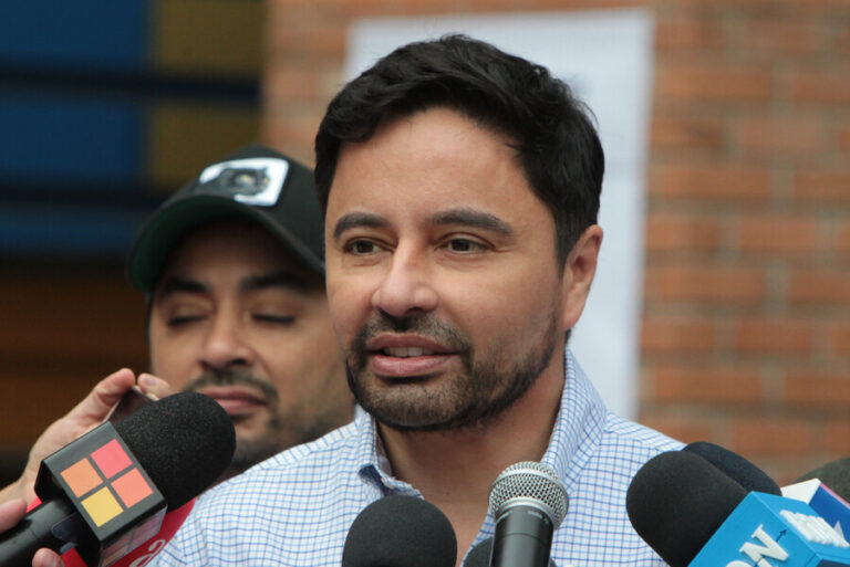 Alcalde Carter culpa al Gobierno por muerte de niña de 12 años por influenza en La Florida y apunta a falta de vacunas