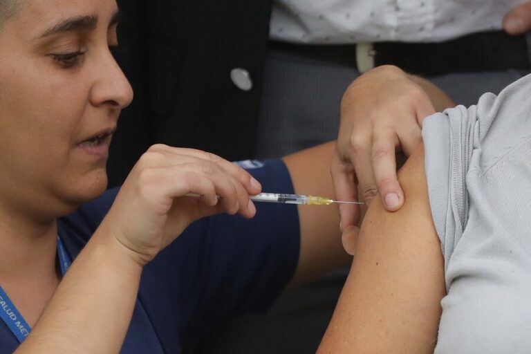 Autoridades urgen a la vacunación tras 5 muertes por influenza en Ñuble: Solo 39% de la población objetivo se ha inmunizado