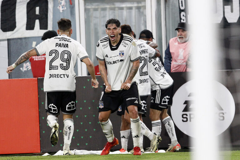 Colo Colo sufre, se complica, pero al final se clasifica a octavos de la Copa Libertadores
