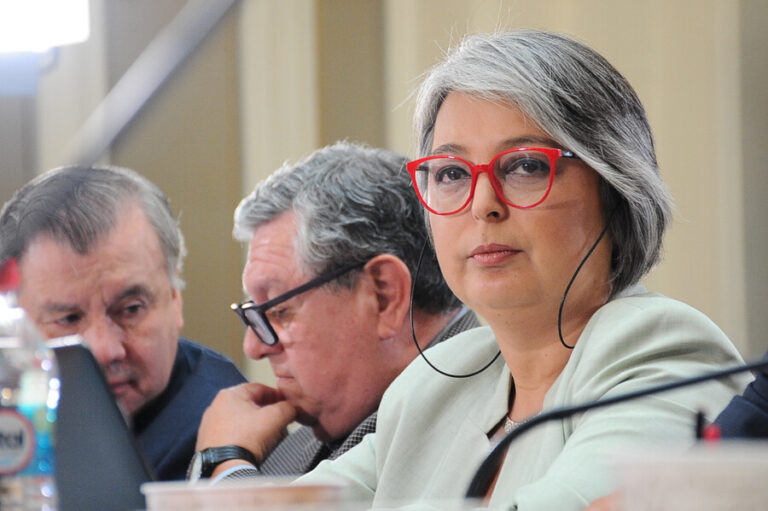 Ministra Jara: Propuesta de la CUT sobre sueldo mínimo de $630 mil 