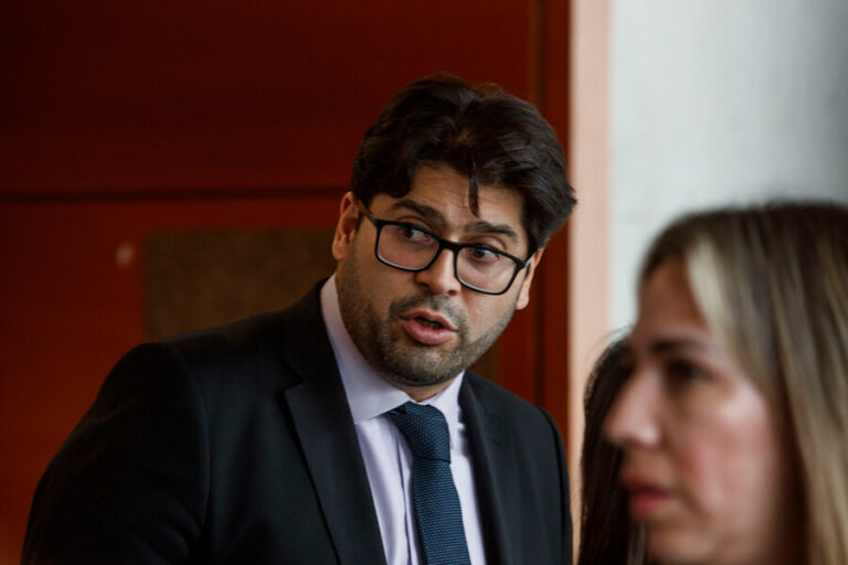 Abogado de Daniel Jadue apunta contra farmacéuticas y ópticas: 