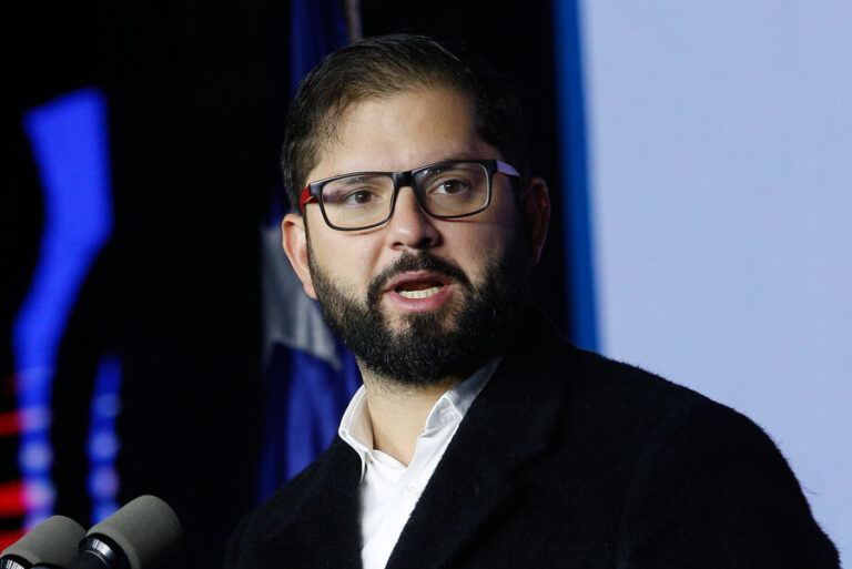 Cadem: Aprobación del presidente Boric llega a 24%, su nivel más bajo desde que asumió el cargo