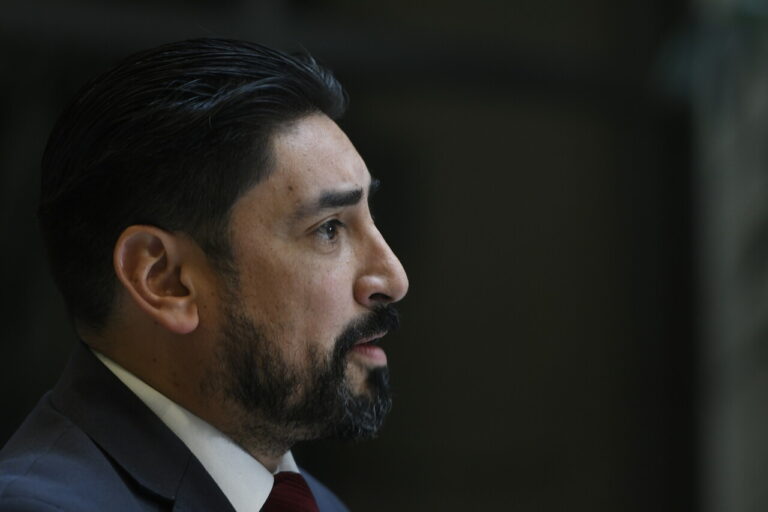 Oyarzo rompe el silencio tras denuncia por robo y cambio de chapa: ¿Qué dijo el diputado?