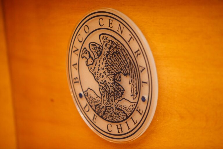 IPoM eleva proyecciones para Chile: Economía del país crecería entre 2,25% y 3% este año