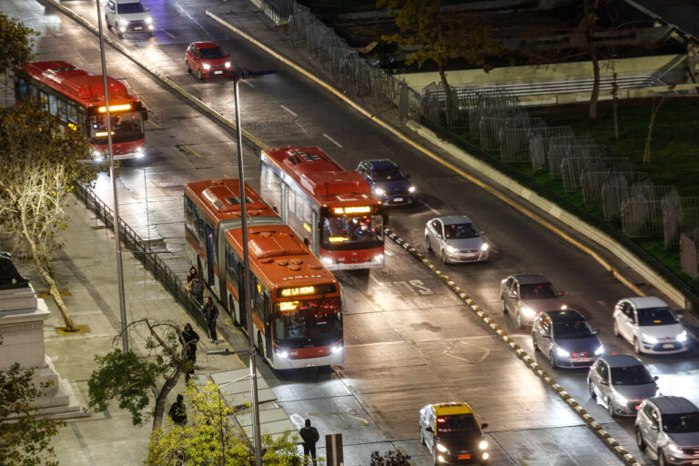 Efecto Buses Eléctricos: reportan fuerte reducción del ruido en la Alameda en hora punta