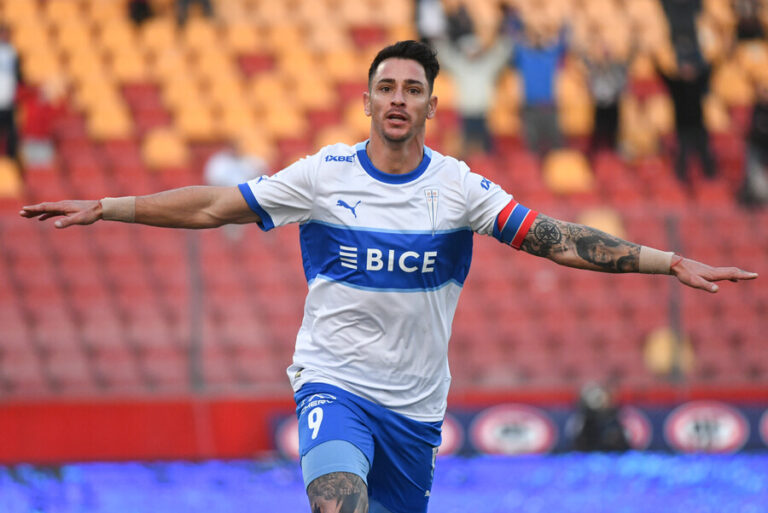 Con golazo de Zampedri: Católica se impuso ante la U y se quedó con el Clásico Universitario