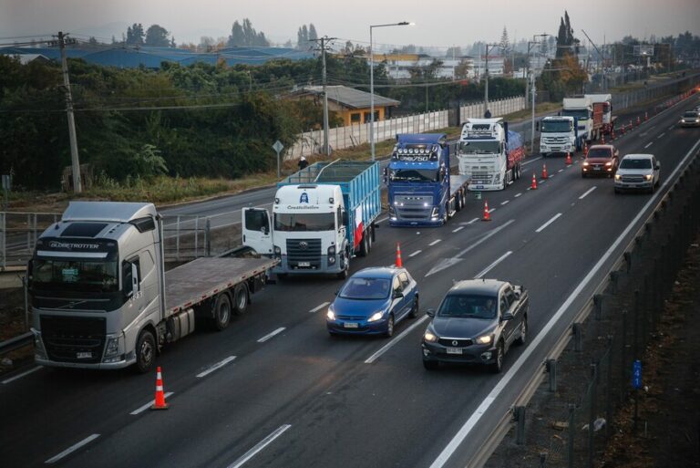 Camioneros del norte inician paro indefinido: Piden estado de excepción y expulsión de extranjeros con antecedentes