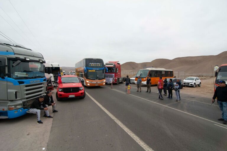 ¿Qué rutas se mantienen cortadas en la Región de Antofagasta por el paro de camioneros?