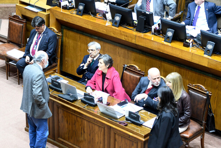 ¿Qué senadores votaron en contra o se abstuvieron por Ley Corta de Isapres?