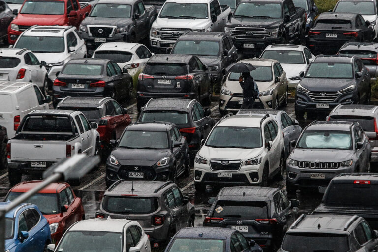 Lluvias en la RM provocan cortes de tránsito, cierre de pasos bajo nivel y apagón de semáforos