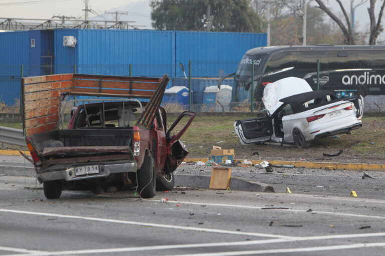 Pedro Aguirre Cerda: Choque a alta velocidad terminó con un conductor muerto y otro en riesgo vital