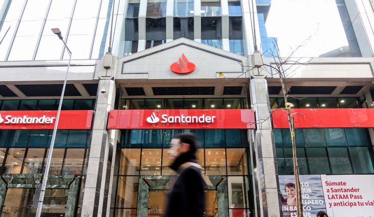 Sernac ofició a Banco Santander por filtración de datos sensibles de clientes: No descartó acciones colectivas