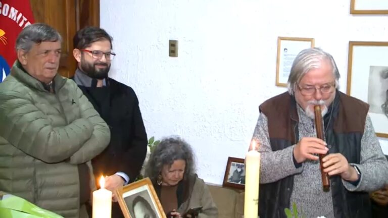 Presidente Boric asiste a velorio de Eduardo Contreras y destaca querella contra Pinochet: 