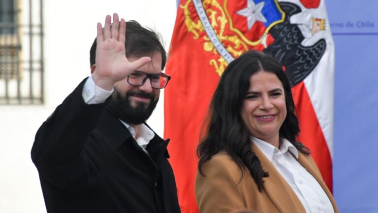 Sin avances en aborto y con la mira en sala cuna: Principales deudas y desafíos del gobierno de Boric en materia de género