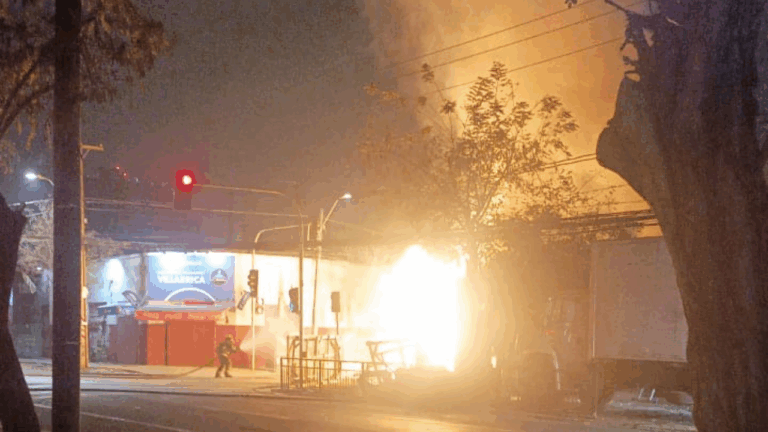 Gran incendio por fuga de gas afectó a restaurante en Cerrillos: Habría sido provocado por sujeto que intentó robar tuberías