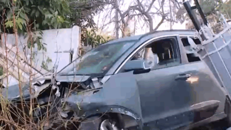 Conductor chocó contra dos casas tras escapar de asalto en Maipú