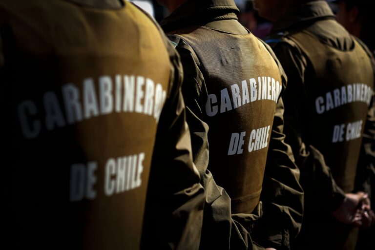 Boric anuncia aumento de gratificaciones de riesgo para Carabineros: Representará hasta un sueldo entero adicional al año