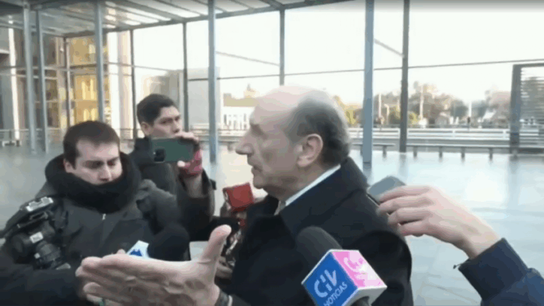 La caótica llegada de Fuente-Alba a lectura de veredicto: Sostuvo acalorada discusión con la prensa